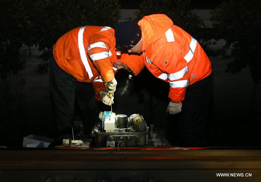 CHINA-SHANGHAI-RAILWAY-WORKER (CN)