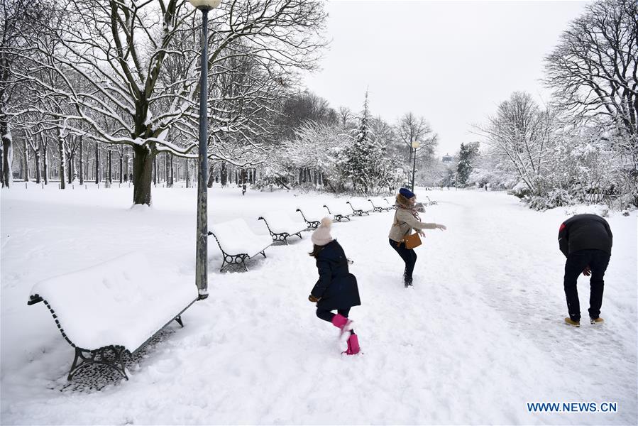 FRANCE-PARIS-SNOW