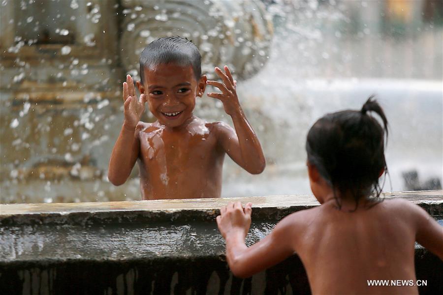 THE PHILIPPINES-MANILA-SUMMER HEAT