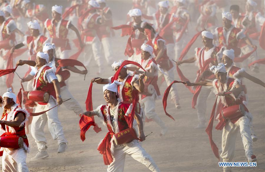 CHINA-SHAANXI-WAIST DRUM PERFORMANCE (CN)