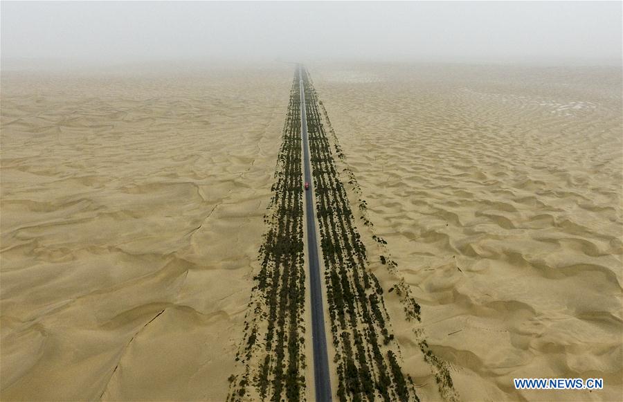 CHINA-XINJIANG-TAKLIMAKAN DESERT-HIGHWAY (CN)