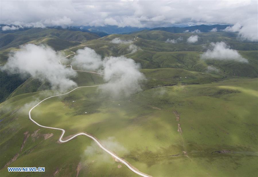 CHINA-SICHUAN-RANGTANG-MOUNTAIN-HIGHWAY (CN)