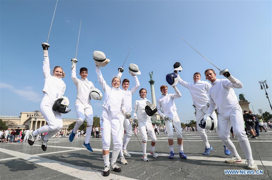 (SP)HUNGARY-BUDAPEST-FENCING FLASHMOB 