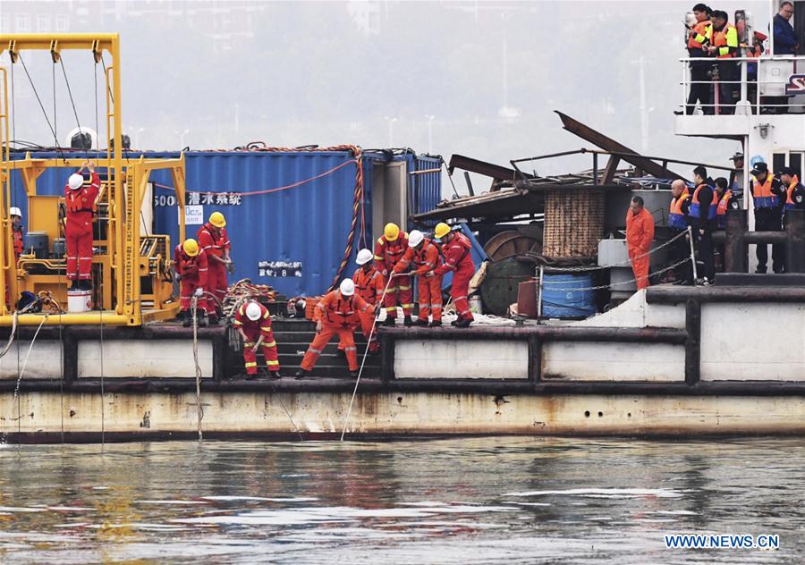 CHINA-CHONGQING-BUS CRASH-RESCUE (CN)