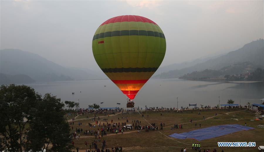 NEPAl-POKHARA-HOT AIR BALLOON-LAUNCH