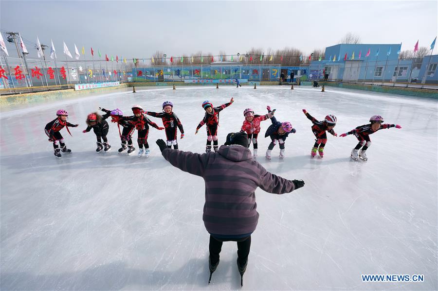 (SP)CHINA-BEIJING-YANQING-PRIMARY SCHOOL STUDENTS-SKATING(CN)