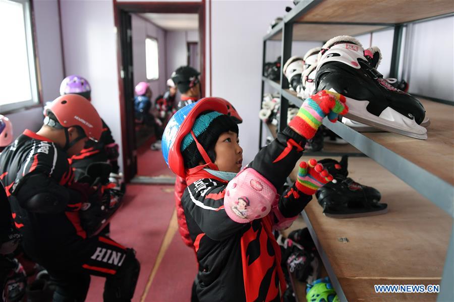 (SP)CHINA-BEIJING-YANQING-PRIMARY SCHOOL STUDENTS-SKATING(CN)