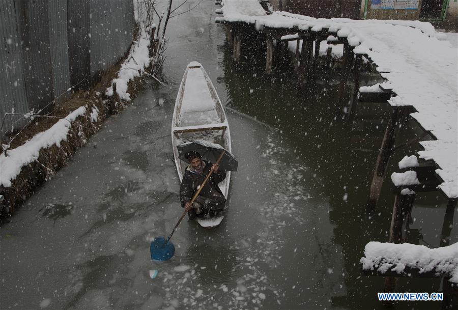 KASHMIR-SRINAGAR-SNOWFALL