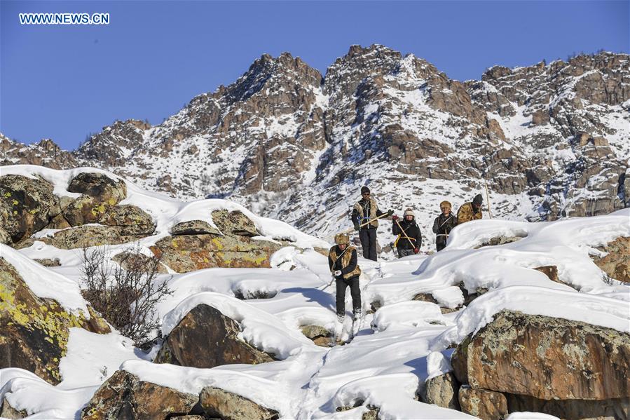 Xinhua Headlines: Ski lovers slide on fur snowboards in Xinjiang