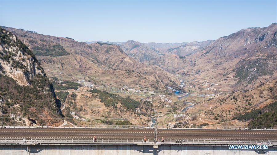 CHINA-GUIZHOU-SPRING FESTIVAL-RAILWAY BRIDGE-TECHNICIANS (CN)