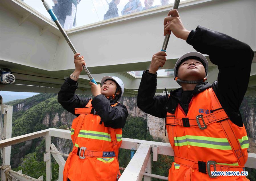 #CHINA-HUNAN-ZHANGJIAJIE-GLASS BRIDGE-CLEANER (CN)