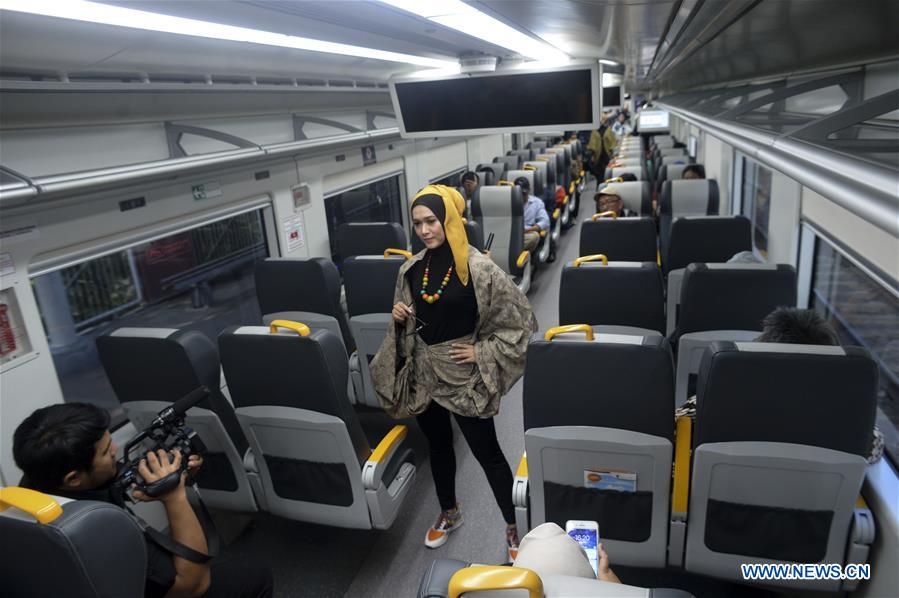 INDONESIA-JAKARTA-TRAIN-FASHION SHOW-RAMADAN