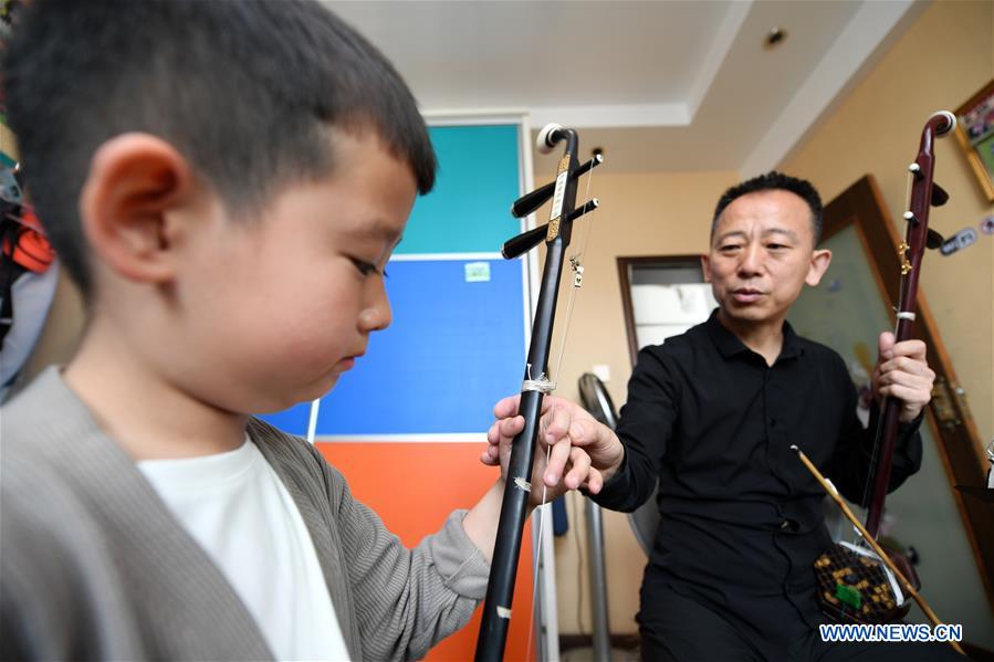 CHINA-GANSU-MUSICAL INSTRUMENTS-ERHU (CN)