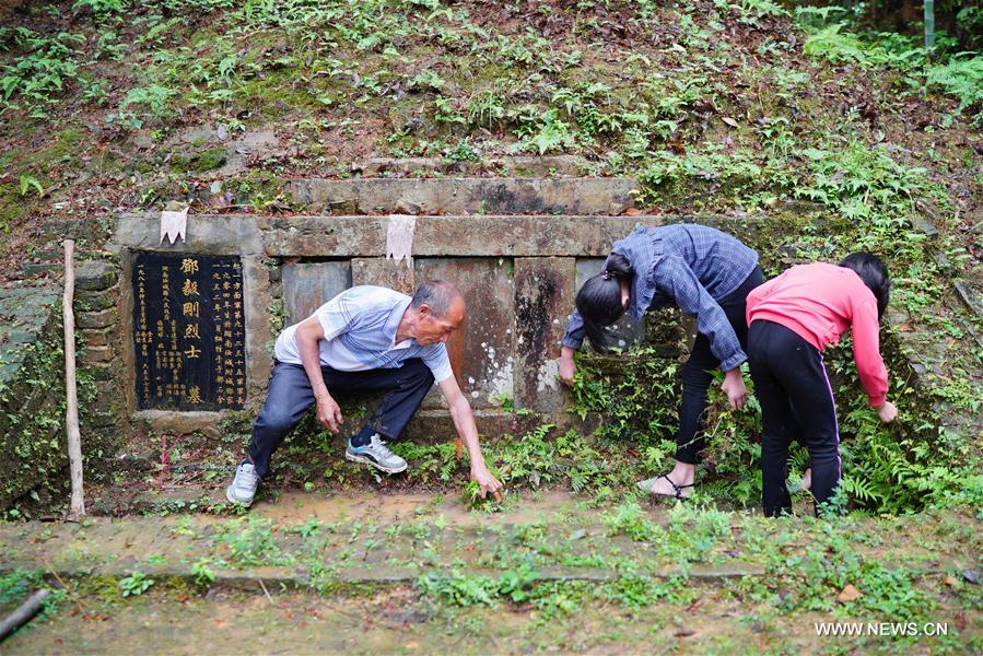 CHINA-JIANGXI-YUDU-MARTYR GRAVE KEEPER (CN)