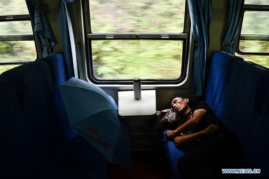 CHINA-CHONGQING-RAILWAY-GREEN TRAIN (CN)