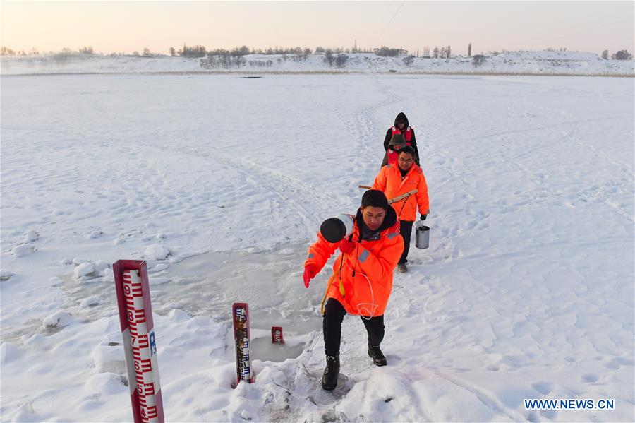 CHINA-INNER MONGOLIA-TUOKETUO-YELLOW RIVER-HYDROLOGICAL WORKERS (CN)