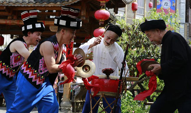 Folk artist performs Daliuzi in C China's Hunan