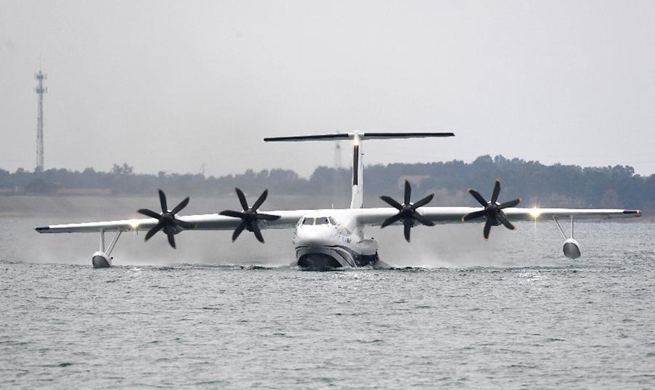 China-made large amphibious aircraft completes first water takeoff