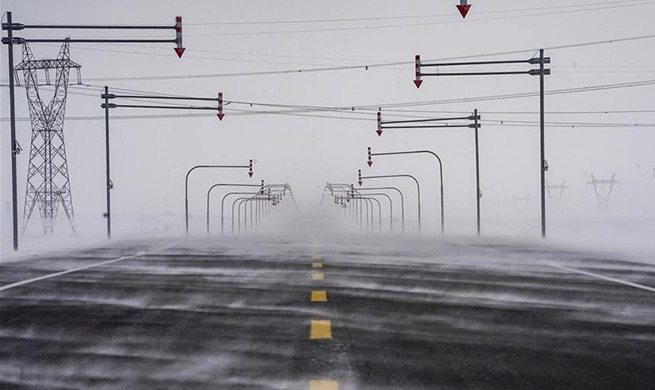 In pics: gale on highway in Maytas, NW China's Xinjiang