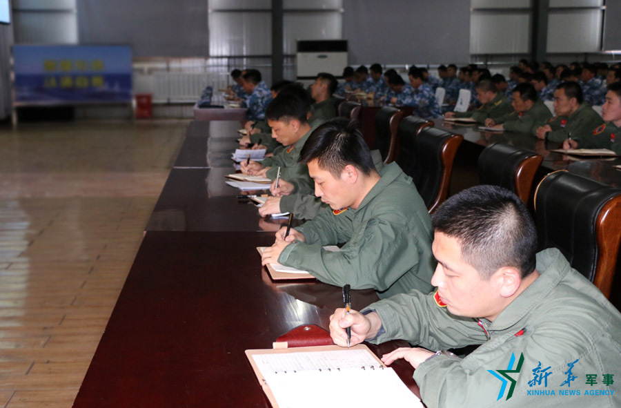 ↑資料圖片：張超參加戰(zhàn)斗機(jī)團(tuán)《改革強(qiáng)軍主題教育》授課現(xiàn)場。