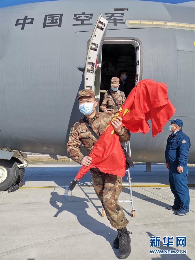 （聚焦疫情防控·圖文互動）（5）空軍第四次向武漢大規(guī)模空運(yùn)醫(yī)療隊員和物資