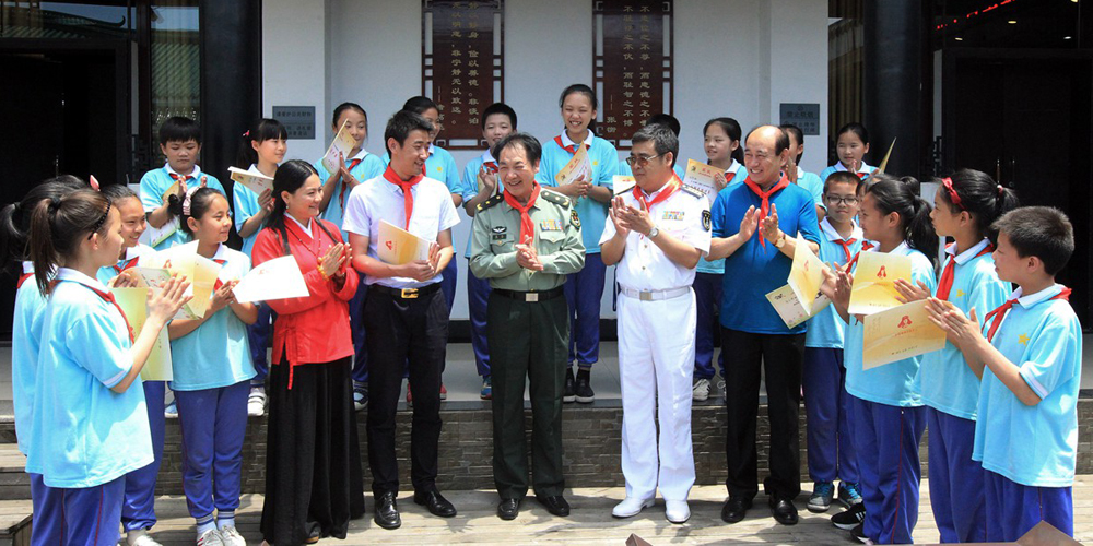 學(xué)雷鋒傳人與湖南長沙雷鋒小學(xué)少先隊員共度“六一”