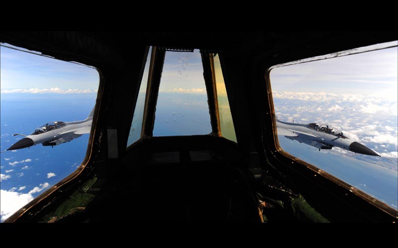 沈玲作品：廣空航空兵部隊新型戰(zhàn)機海上加受油訓(xùn)練