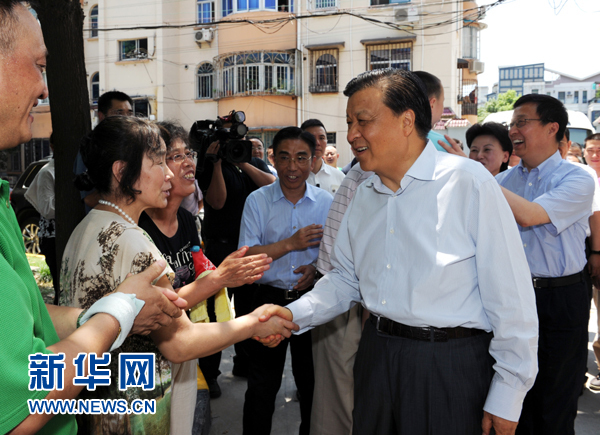 這是7月22日，劉云山在上海市普陀區(qū)桃浦鎮(zhèn)蓮花公寓居委會(huì)調(diào)研時(shí)同社區(qū)居民親切握手。新華社記者 饒愛(ài)民 攝