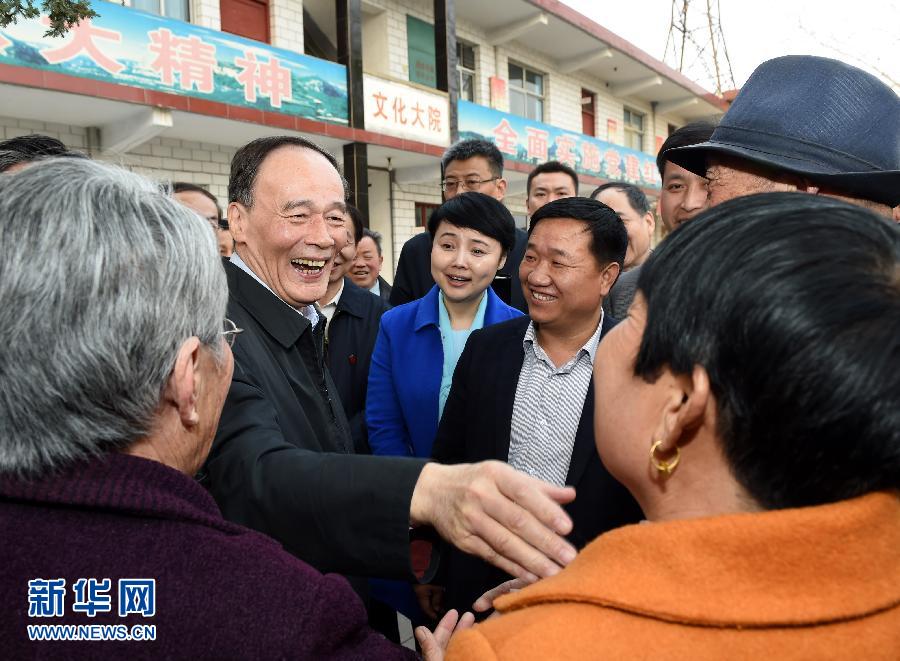 3月27日至28日，中共中央政治局常委、中央紀(jì)委書記王岐山到河南省調(diào)研，并主持召開座談會。這是3月27日王岐山在河南林州姚村鎮(zhèn)馮家口村同村民親切交談。 新華社記者 饒愛民 攝