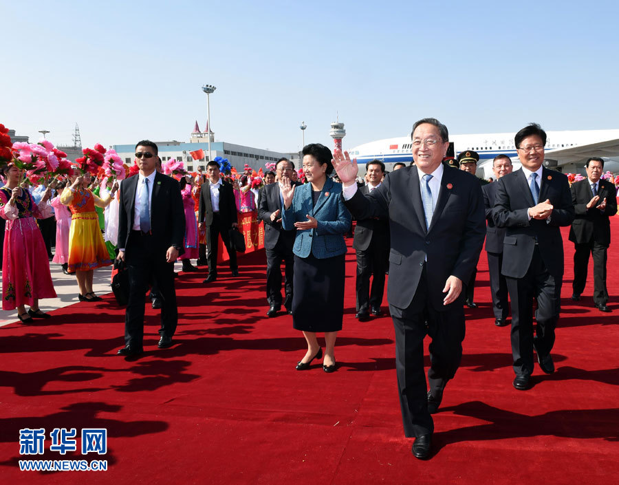  9月25日，以中共中央政治局常委、全國政協(xié)主席俞正聲為團(tuán)長的中央代表團(tuán)飛抵烏魯木齊，出席新疆維吾爾自治區(qū)成立60周年慶?；顒?dòng)。新華社記者 饒愛民 攝