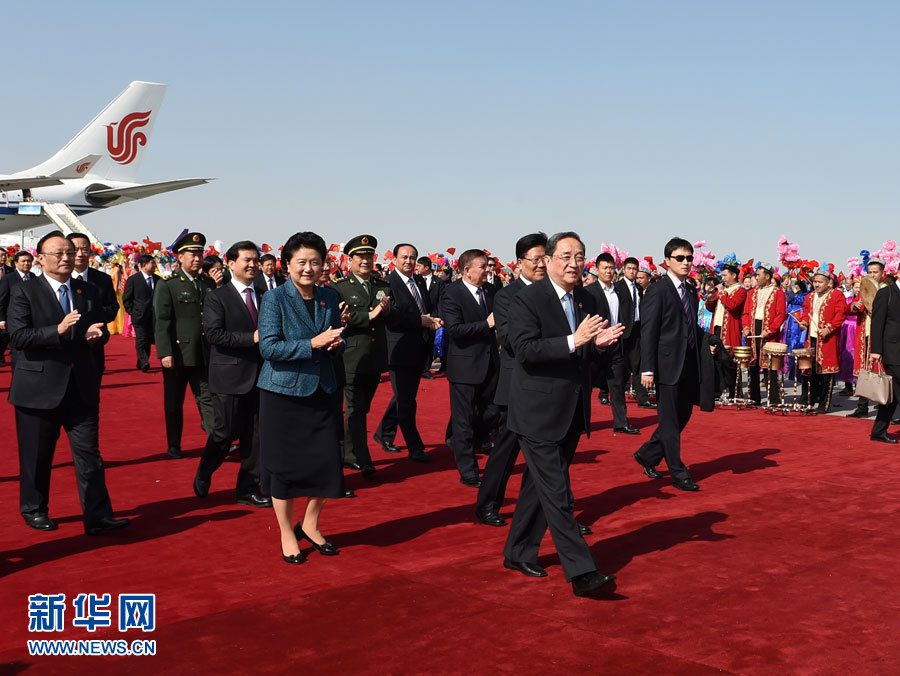 9月25日，以中共中央政治局常委、全國政協(xié)主席俞正聲為團(tuán)長的中央代表團(tuán)飛抵烏魯木齊，出席新疆維吾爾自治區(qū)成立60周年慶祝活動(dòng)。新華社記者 高潔 攝