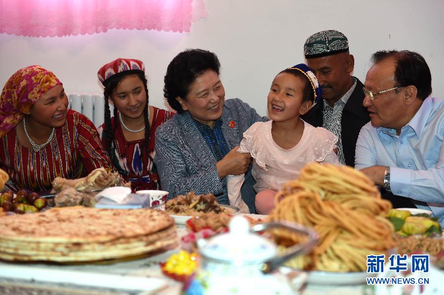 9月26日，中共中央政治局委員、國務(wù)院副總理、中央代表團(tuán)副團(tuán)長劉延?xùn)|率中央代表團(tuán)分團(tuán)到和田地區(qū)看望慰問各族干部群眾。這是劉延?xùn)|在和田市團(tuán)結(jié)新村與維吾爾族群眾在一起。新華社記者張領(lǐng)攝