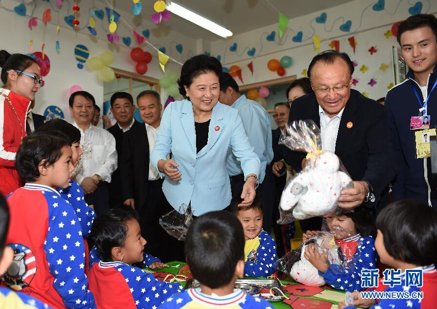 9月27日，中共中央政治局委員、國務(wù)院副總理、中央代表團(tuán)副團(tuán)長劉延?xùn)|率中央代表團(tuán)分團(tuán)，帶著黨中央、國務(wù)院的親切關(guān)懷和全國各族人民的深切情誼，來到和田地區(qū)、阿克蘇地區(qū)慰問各族干部群眾，并祝賀大家中秋節(jié)快樂。這是劉延?xùn)|在阿克蘇市“雙語”幼兒園與孩子們?cè)谝黄稹Ｐ氯A社記者 張領(lǐng) 攝