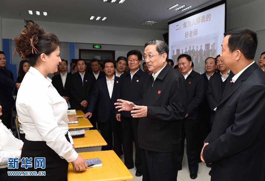 9月28日，中共中央政治局常委、全國政協(xié)主席、中央代表團(tuán)團(tuán)長俞正聲率中央代表團(tuán)部分成員赴祖國最西端的新疆克孜勒蘇柯爾克孜自治州看望慰問各族干部群眾。這是俞正聲來到克州雙語師資培訓(xùn)學(xué)校，與老師、學(xué)員交流談心。新華社記者 饒愛民 攝