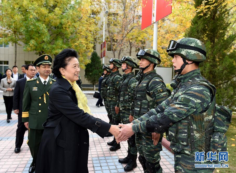 9月28日，中共中央政治局委員、國務院副總理、中央代表團副團長劉延東率中央代表團分團赴阿克蘇地區(qū)、伊犁哈薩克自治州慰問，與各族干部群眾共度節(jié)日、共享歡樂。這是劉延東在伊犁武警8660部隊駐地慰問官兵。新華社記者張領攝