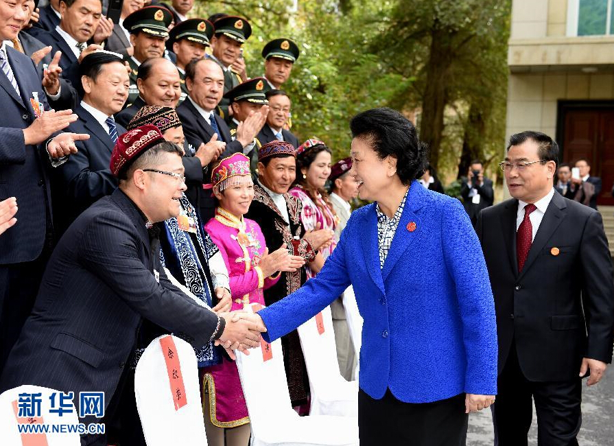 9月28日，中共中央政治局委員、國務院副總理、中央代表團副團長劉延東率中央代表團分團赴阿克蘇地區(qū)、伊犁哈薩克自治州慰問，與各族干部群眾共度節(jié)日、共享歡樂。這是劉延東接見伊犁黨政軍負責同志和各族各界人士、先進模范、援疆干部代表等。新華社記者張領攝