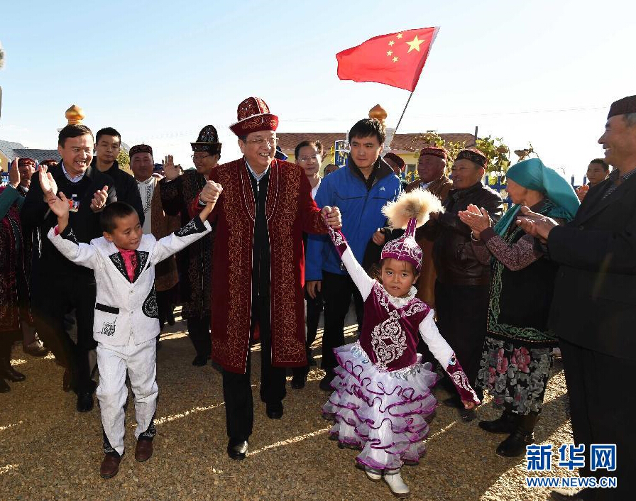 9月29日，中共中央政治局常委、全國(guó)政協(xié)主席、中央代表團(tuán)團(tuán)長(zhǎng)俞正聲率中央代表團(tuán)部分成員赴阿勒泰地區(qū)看望各族干部群眾。這是俞正聲來到布爾津縣也拉曼牧民定居新村看望哈薩克族牧民。新華社記者 高潔 攝