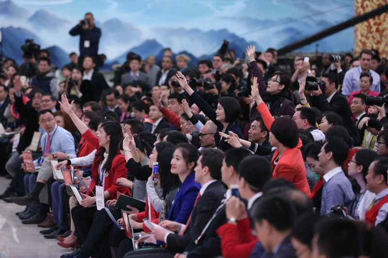 3月15日，國(guó)務(wù)院總理李克強(qiáng)在北京人民大會(huì)堂與中外記者見面，并回答記者提問(wèn)。這是記者舉手爭(zhēng)取提問(wèn)機(jī)會(huì)。 新華社記者 才揚(yáng) 攝