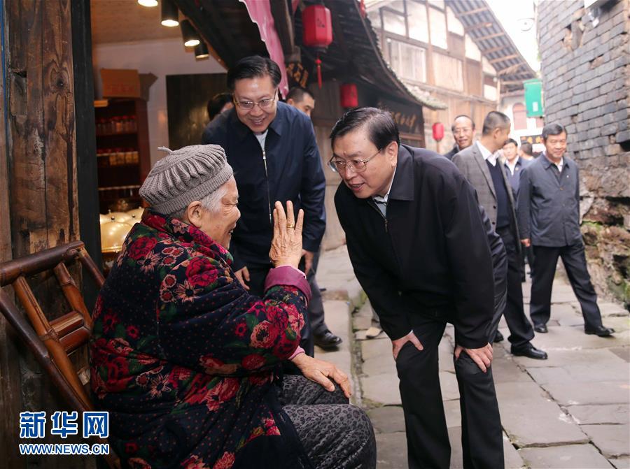 這是11月21日，張德江在宜賓李莊鎮(zhèn)同濟(jì)社區(qū)與居民親切交談。 新華社記者 劉衛(wèi)兵 攝 