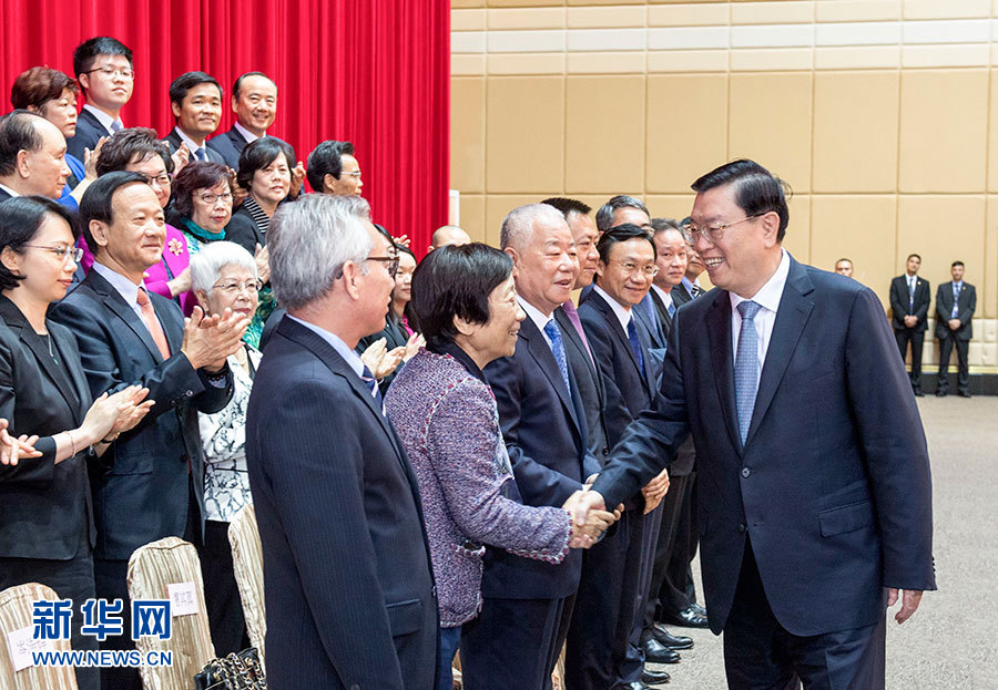 5月8日至10日，中共中央政治局常委、全國(guó)人大常委會(huì)委員長(zhǎng)張德江視察澳門特別行政區(qū)。這是5月9日，張德江與澳門社會(huì)各界人士代表座談。新華社記者 李學(xué)仁 攝