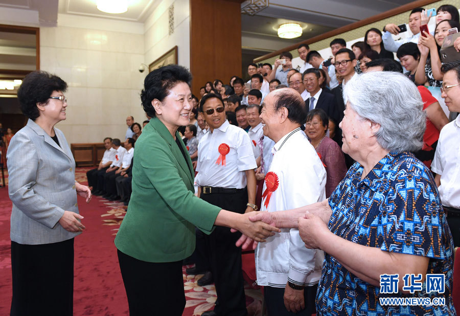 6月16日，中共中央政治局委員、國務(wù)院副總理劉延?xùn)|在北京看望出席中國人口福利基金會(huì)成立30周年座談會(huì)的歷屆“中華人口獎(jiǎng)”獲獎(jiǎng)?wù)叽?。新華社記者 饒愛民 攝