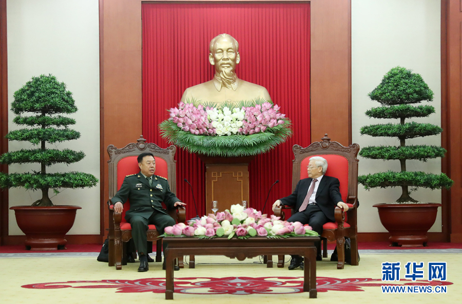 6月18日，在越南首都河內(nèi)，正在越南訪問的中央軍委副主席范長龍（左）會(huì)見越共中央總書記阮富仲。 新華社發(fā)（李曉偉攝） 