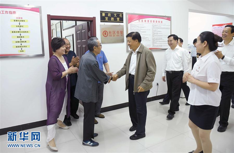 6月22日至24日，中共中央政治局常委、中央書(shū)記處書(shū)記劉云山在遼寧調(diào)研。這是6月23日，劉云山在錦州市西街社區(qū)與干部群眾深入交流。新華社記者 張鐸 攝
