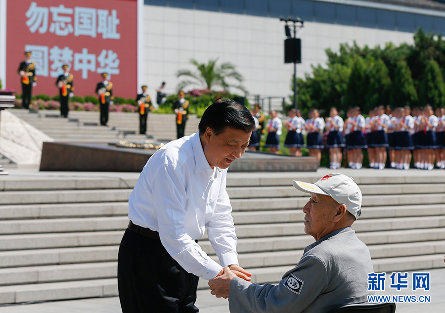 7月7日，紀念全民族抗戰(zhàn)爆發(fā)80周年儀式在中國人民抗日戰(zhàn)爭紀念館舉行。中共中央政治局常委、中央書記處書記劉云山出席儀式并講話。這是儀式開始前，劉云山與老八路代表握手。新華社記者崔新鈺攝