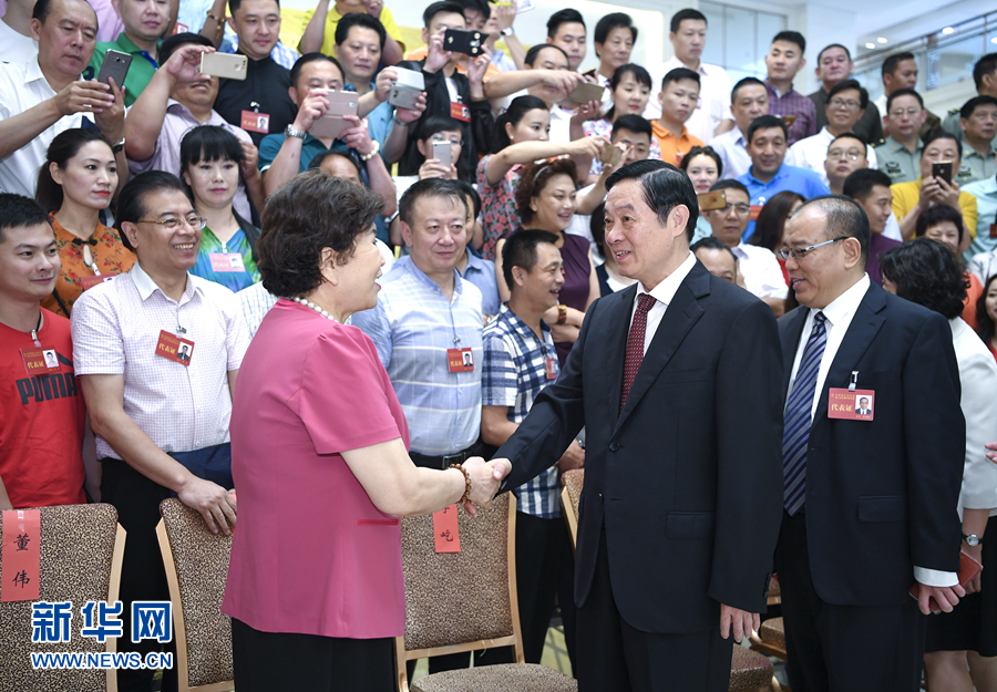 7月19日，中國曲藝家協(xié)會第八次全國代表大會在北京召開。中共中央政治局委員、中央書記處書記、中宣部部長劉奇葆出席開幕式并講話。這是開幕式前，劉奇葆接見與會代表。新華社記者 張領(lǐng) 攝