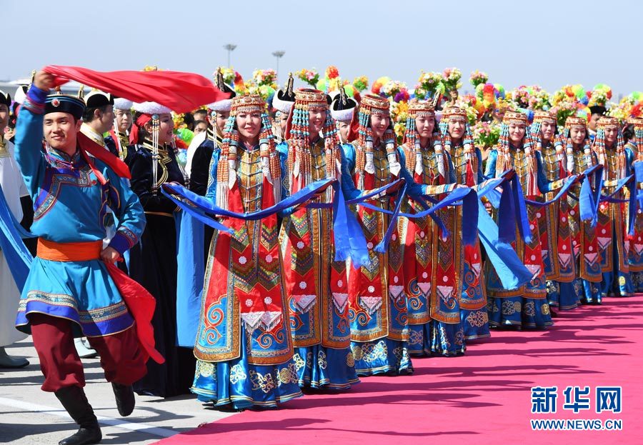 8月7日，以中共中央政治局常委、全國(guó)政協(xié)主席俞正聲為團(tuán)長(zhǎng)的中央代表團(tuán)飛抵呼和浩特，出席內(nèi)蒙古自治區(qū)成立70周年慶祝活動(dòng)。中央代表團(tuán)在機(jī)場(chǎng)受到內(nèi)蒙古各族群眾的熱烈歡迎。新華社記者 張領(lǐng) 攝