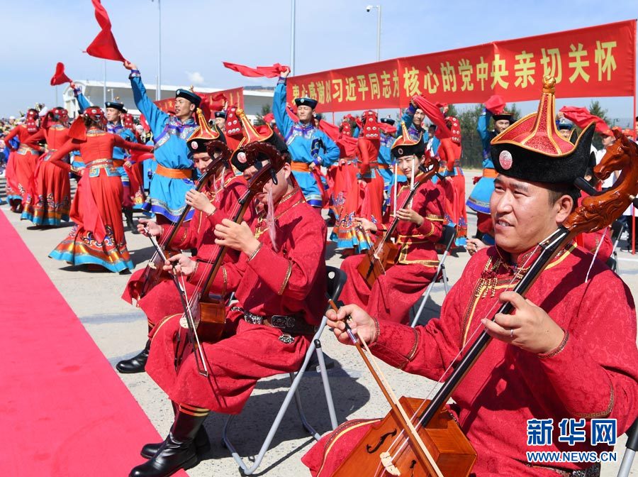 8月7日，以中共中央政治局常委、全國(guó)政協(xié)主席俞正聲為團(tuán)長(zhǎng)的中央代表團(tuán)飛抵呼和浩特，出席內(nèi)蒙古自治區(qū)成立70周年慶?；顒?dòng)。中央代表團(tuán)在機(jī)場(chǎng)受到內(nèi)蒙古各族群眾的熱烈歡迎。新華社記者 張領(lǐng) 攝