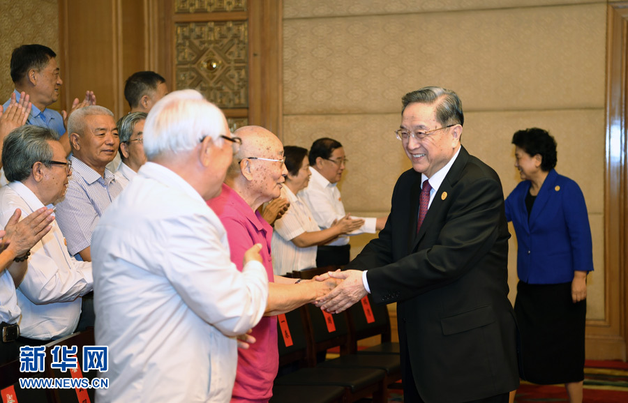 8月7日，中共中央政治局常委、全國政協(xié)主席、中央代表團(tuán)團(tuán)長俞正聲在內(nèi)蒙古新城賓館會見內(nèi)蒙古自治區(qū)離退休老同志和各族各界群眾代表，并與他們合影留念。新華社記者 張領(lǐng) 攝