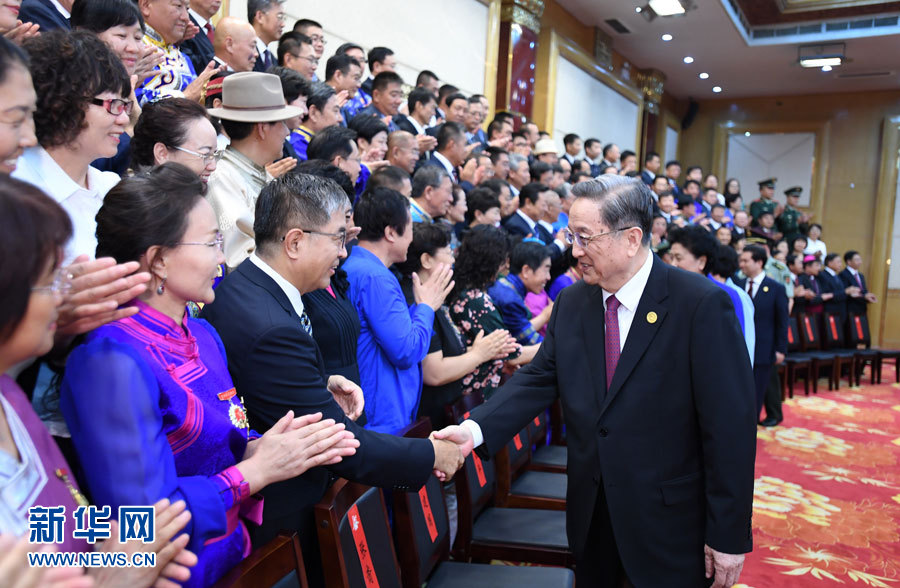 8月7日，中共中央政治局常委、全國政協(xié)主席、中央代表團(tuán)團(tuán)長俞正聲在內(nèi)蒙古新城賓館會見內(nèi)蒙古自治區(qū)離退休老同志和各族各界群眾代表，并與他們合影留念。新華社記者 張領(lǐng) 攝