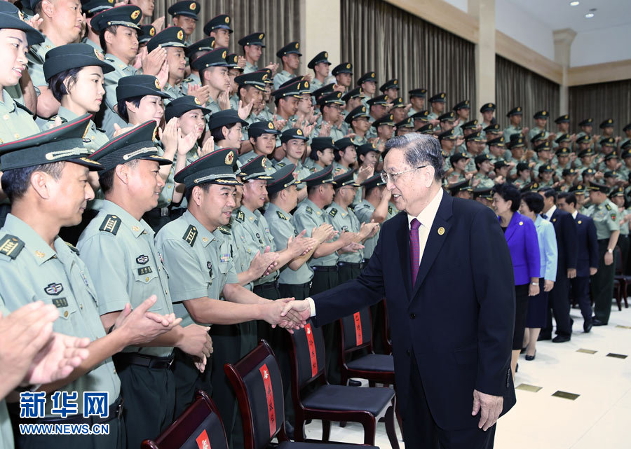 8月7日，中共中央政治局常委、全國政協(xié)主席、中央代表團團長俞正聲率代表團部分成員分別赴內(nèi)蒙古軍區(qū)、武警內(nèi)蒙古總隊、武警內(nèi)蒙古森林總隊慰問，并會見自治區(qū)政法干警代表。這是俞正聲會見內(nèi)蒙古軍區(qū)指戰(zhàn)員。新華社記者 張領 攝